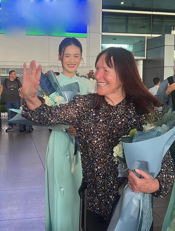 Từ những ngày đầu về nước tham gia sự kiện đến hôm ra sân bay đón chủ tịch Miss World và gần nhất là gặp gỡ đương kim Krystyna Pyszková và dàn người đẹp năm châu, Hoa hậu Ý Nhi luôn chọn diện áo dài truyền thống. Tông sắc cũng được cô đồng bộ hóa nền xanh hy vọng và cũng là màu chủ đề của cuộc thi.  