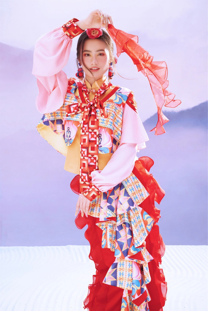 Hình ảnh chiếc khăn biểu trưng cho mối tình Tây Bắc được lồng ghép vào trang phục mang tính hình tượng và nghệ thuật thị giác đương đại. Lối làm tóc và trang điểm khéo léo cũng làm nổi bật đường nét thanh tú của nàng hậu.  