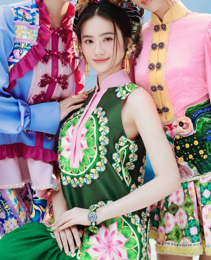 Mới đây, Hoa hậu Ý Nhi trình làng bộ ảnh diện trang phục dân tộc đầy mãn nhãn, thu hút lượng lớn người xem. Người đẹp xứ Nẫu thả dáng giữa bối cảnh núi rừng trùng điệp trong bản phối nhuộm tông xanh ngọc bích.  