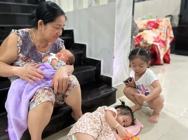 Lúc sinh thời, mẹ Quỳnh Quỳnh là người phụ giúp vợ chồng cô chăm sóc các con. 