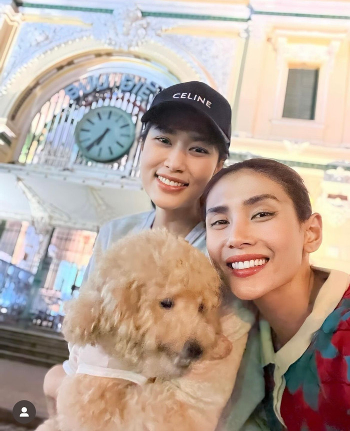 Đi dạo Sài Gòn cùng người chị Võ Hoàng Yến, Thiên Ân cũng khéo léo phối cùng chiếc mũ đến từ nhà mốt nước Pháp CELINE có giá hơn 13 triệu đồng.