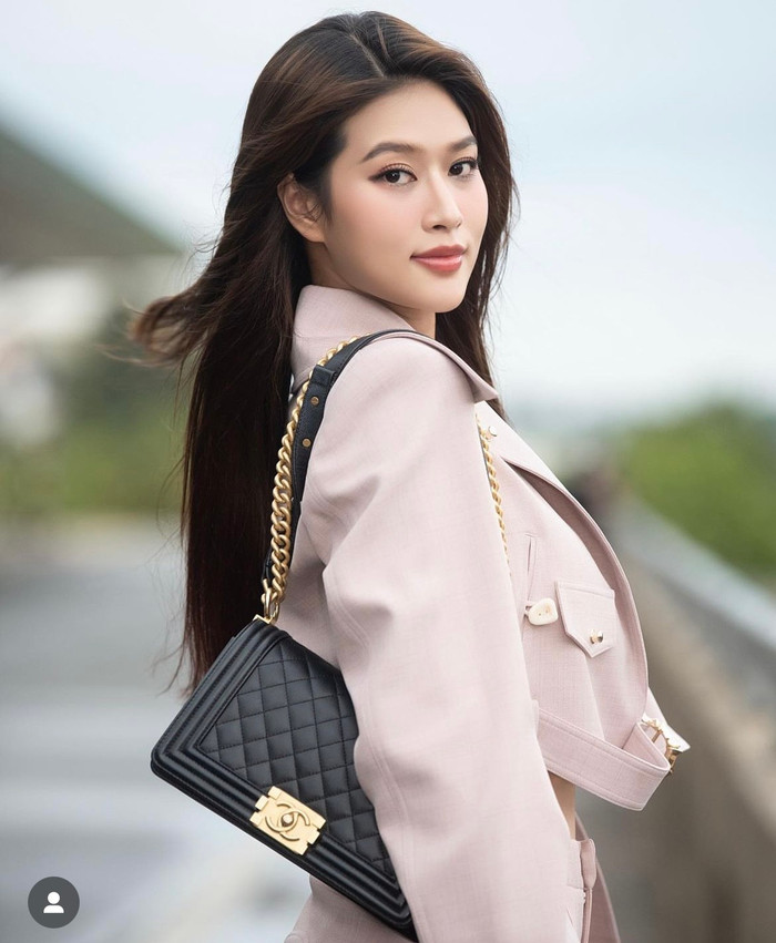 Nhưng items được Thiên Ân 'cưng nhất' hẳn là em túi Chanel Boy Medium Black này bởi cô rất thường xuyên chọn diện trong các dịp đặc biệt. Được biệt, chiếc túi đến từ thương hiệu thời trang hàng đầu thế giới này có giá hơn 160 triệu đồng.