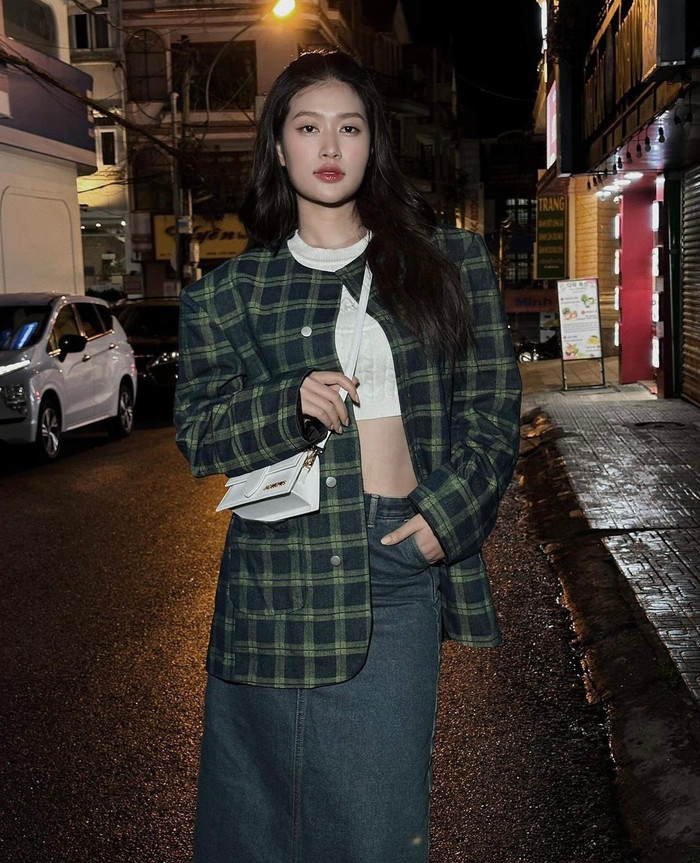 Gần đây, Thiên Ân được nhận xét là ngày càng thăng hạng nhan sắc khi diện phong cách đời thường trẻ trung và có gu hơn. Xuống phố, nàng hậu mix&match trang phục với chiếc túi đến từ nhà mốt Jacquemus có giá hơn 15 triệu đồng.