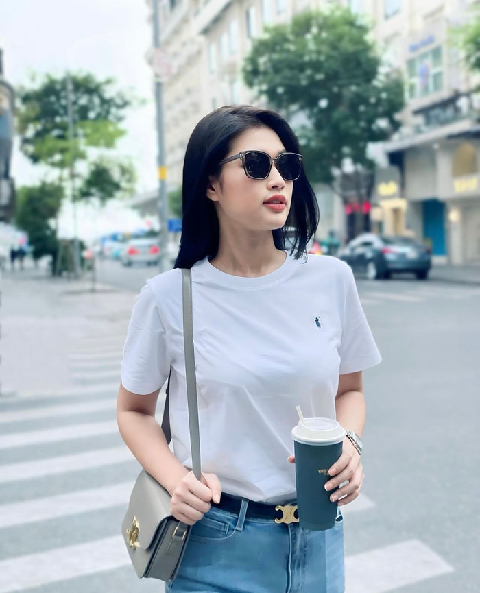 Hẳng là 'fan cuồng' CELINE, nàng hậu nhà Sen Vàng chọn diện cả chiếc túi và thắt lưng cùng một thương hiệu. Soi giá, nhiều người sẽ 'ngã ngữa bởi riêng chiếc túi màu xám đã có giá hơn 70 triệu và chiếc thắt lưng thời thượng này cũng mang giá trị trên dưới 15 triệu đồng.