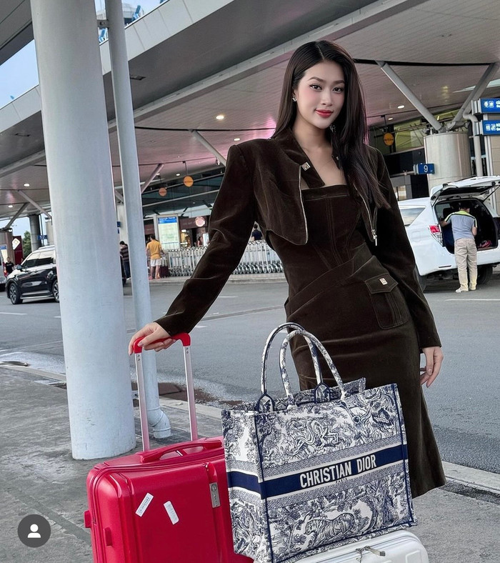 Hay trong hình ảnh checkin trước chuyến đi công tác, Thiên Ân cũng 'khoe khéo' chiếc túi Large Dior Book Tote với giá bán tại thị trường Việt Nam hiện tại là hơn 80 triệu.