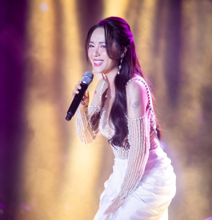 Bản hit 'Cơn Gió Lạ' giúp Phương Linh mua nhà, mua xe. 