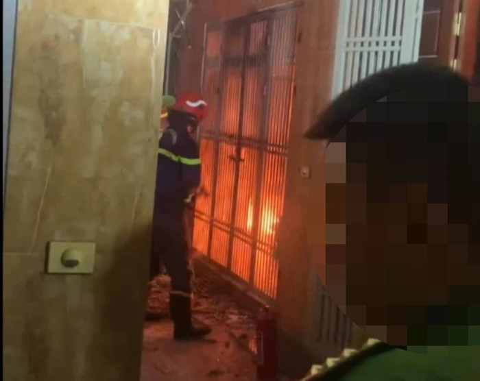 Lực lượng chức năng tiếp cận hiện trường vụ cháy. Ảnh: Dân Trí