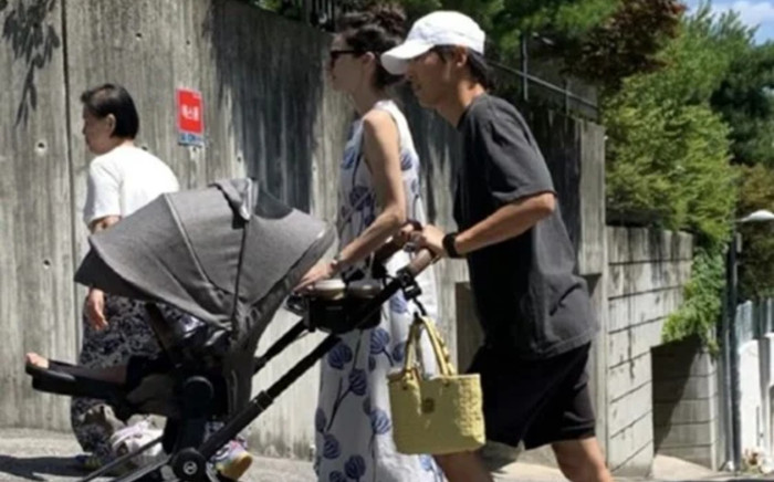 Người qua đường vô tình bắt gặp gia đình Song Joong Ki, thái độ nam tài tử thế nào? Ảnh 2