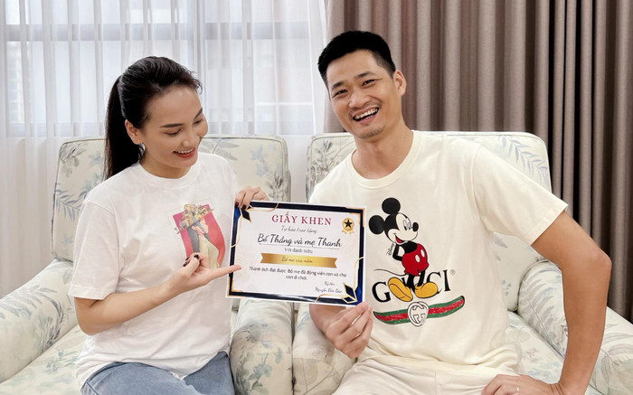Vợ chồng Bảo Thanh nhận giấy khen từ con trai, xem nội dung ai cũng bật cười Ảnh 2
