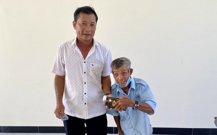 Ông lão nhặt ve chai và hành động đáng kính trọng sau khi nhặt được của rơi Ảnh 2