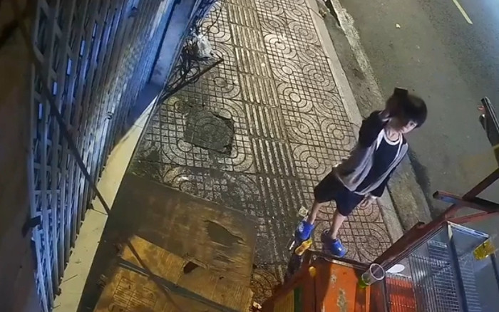 Tình cờ thấy chiếc điện thoại bị bỏ quên, bé trai có hành động đáng khen ngợi Ảnh 2