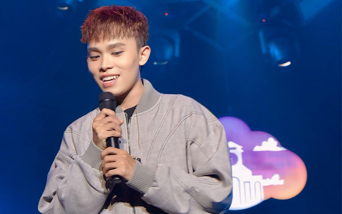 Ấm lòng hành động fan dành cho Hồ Văn Cường trong lúc đang biểu diễn Ảnh 2