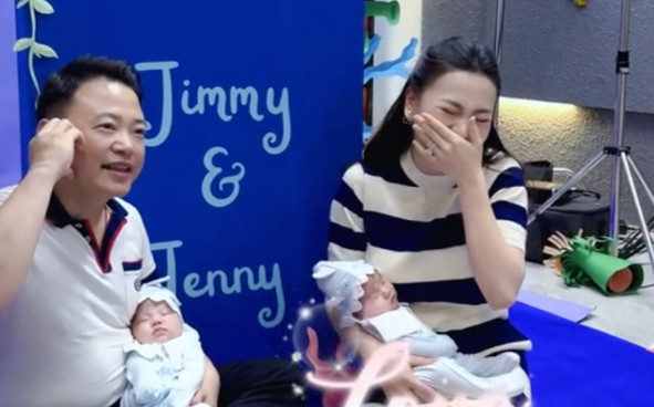 Phương Oanh bật cười nắc nẻ vì sự bối rối của Shark Bình khi bế con Ảnh 2