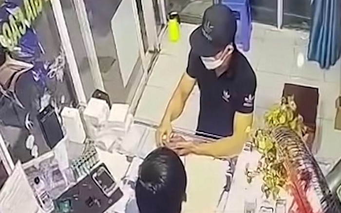 Thanh niên đi mua Iphone 15 rồi bất ngờ cầm điện thoại bỏ chạy Ảnh 2