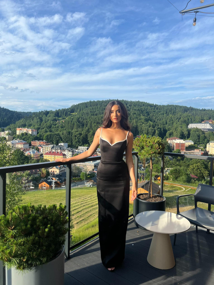 Bộ váy hai dây màu đen cũng không phải là sự lựa chọn hoàn hảo cho Lydie Vũ. 