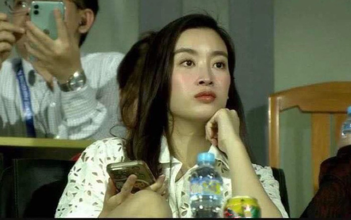 Đỗ Mỹ Linh lộ dấu hiệu tăng cân khi cùng chồng thiếu gia đến xem đá bóng Ảnh 2