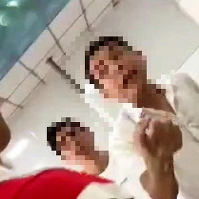 Một người đàn ông trong nhà hàng nổi nóng, yêu cầu khách tắt điện thoại và