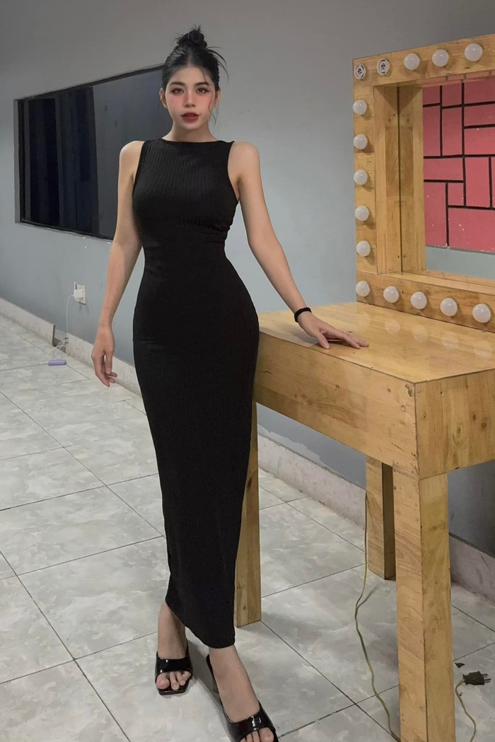 Sở hữu vóc dáng chuẩn chỉnh giúp Hằng Du Mục thoải mái khoác trên mình những trang phục khó nhằn. Chỉ cần diện những mẫu váy đơn giản, ôm sát body, không cắt xẻ phô trương da thịt, Hằng Du Mục cũng đã tôn trọn những đường cong của cơ thể.