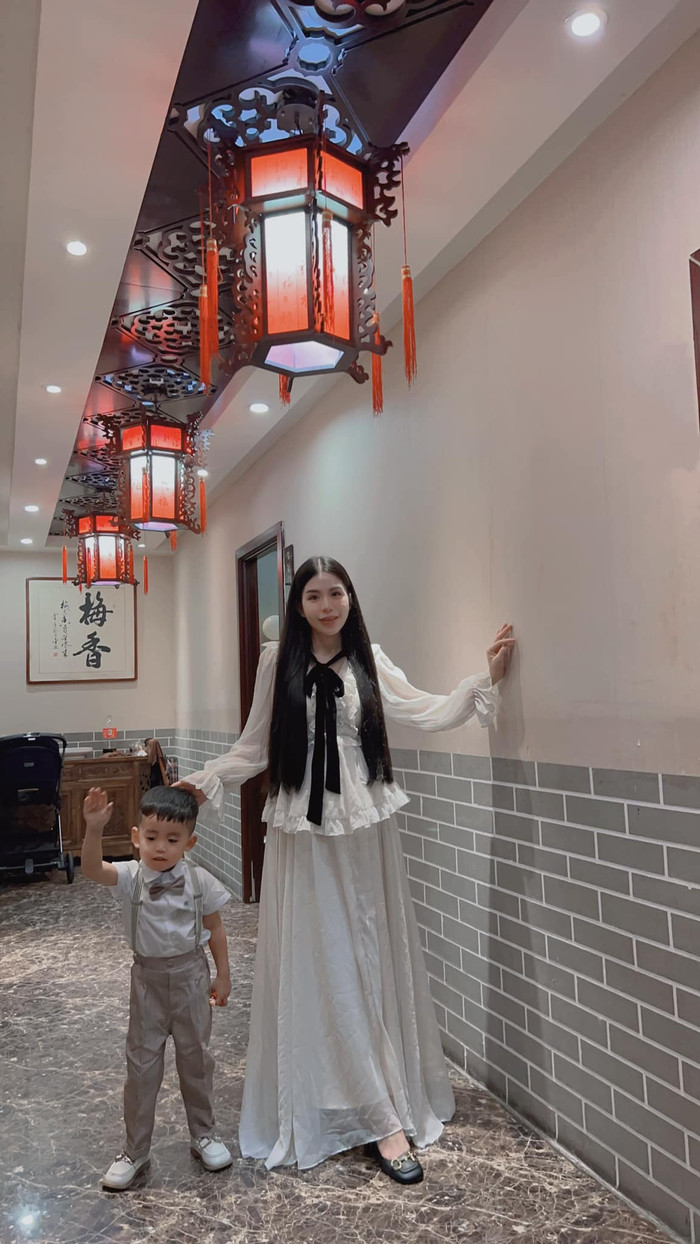 Ở đời thường, Hằng Du Mục ưa chuộng phong cách thời trang nhẹ nhàng, thanh lịch nhưng không kém phần sang trọng.