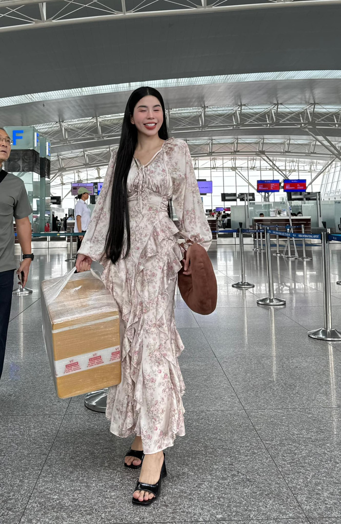 Hằng Du Mục sở hữu gương mặt tròn trịa, nhan sắc xinh xắn cùng nụ cười rạng rỡ. Đồng thời, cô còn ghi điểm với chiều cao ấn tượng cùng làn da trắng mịn, không có quá nhiều khuyết điểm. Sắc vóc của Hằng Du Mục được đánh giá chẳng thua kém những thí sinh của cuộc thi hoa hậu.