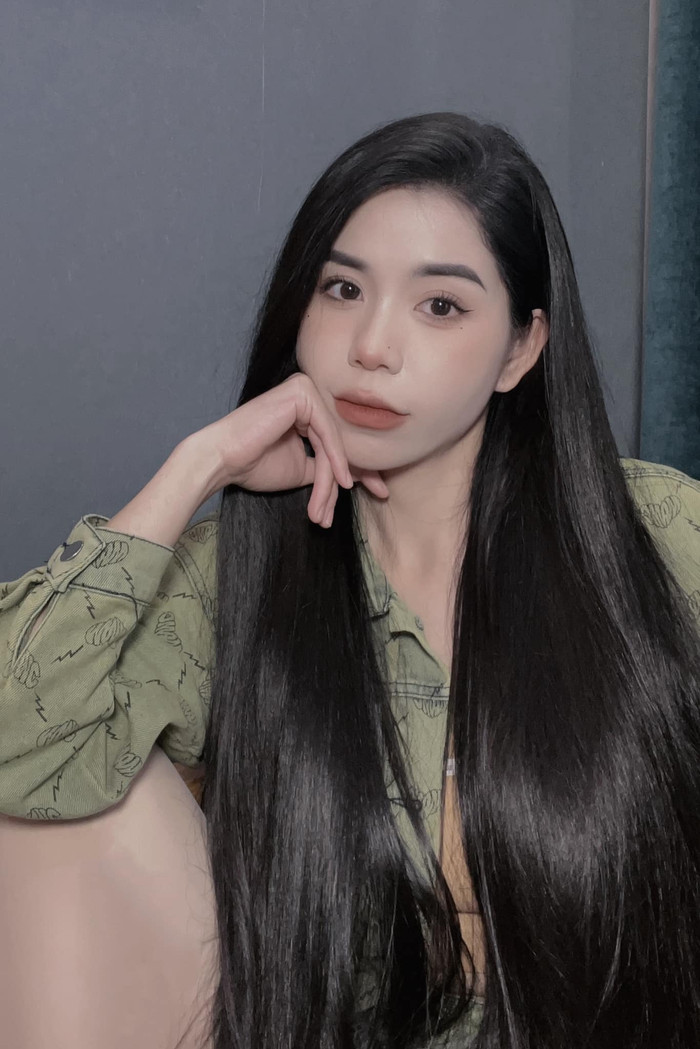 Trong nhiều khung ảnh, Hằng Du Mục trung thành mới kiểu tóc rẽ ngôi dài, suôn mượt và đen bóng. Sự lựa chọn này giúp giao diện của nữ TikToker trở nên mềm mại, thanh toát hơn.