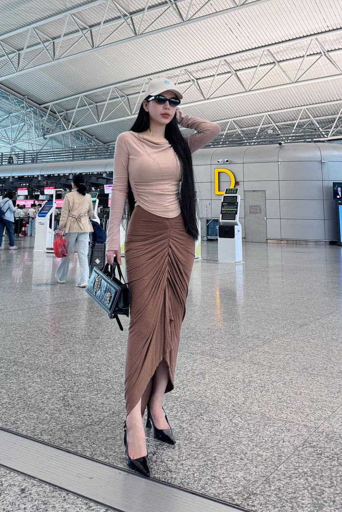 Dù đã trải qua sinh nở, Hằng Du Mục vẫn sở hữu vóc dáng thon gọn, nóng bỏng tựa 'đồng hồ cát'. Cô ghi điểm mạnh mẽ với vòng 1 đẫy đà, vòng 2 nhỏ xíu cùng vòng 3 căng tròn.