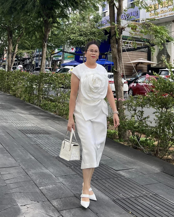 Trở thành 'bà sui' của gia đình hào môn, mẹ Đàm Thu Trang cũng sở hữu phong cách ăn mặc sang trọng không kém cạnh ai. Bà thường chọn cách loại váy phủ qua gối, chất liệu cao cấp cùng các hoạt tiết tối giản. 