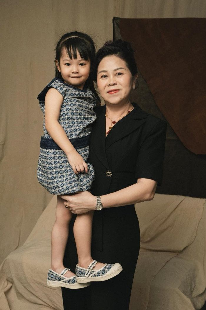 Nhan sắc tuổi xế chiều của mẹ Đàm Thu Trang được đánh giá vô cùng phúc hậu. 