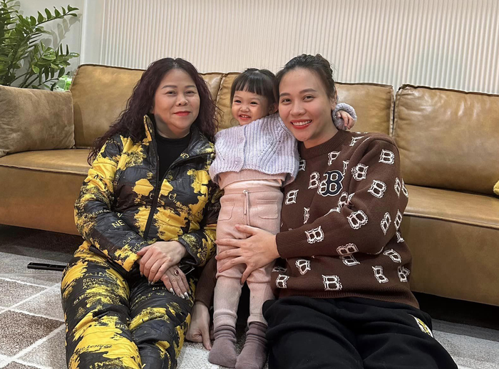 Gia đình vợ Cường Đô La là gia đình khá giả tại Lạng Sơn. Cư dân mạng không ít lần trầm trồ khi người đẹp khoe hình ảnh dắt con gái về nhà mẹ ruột chơi. 