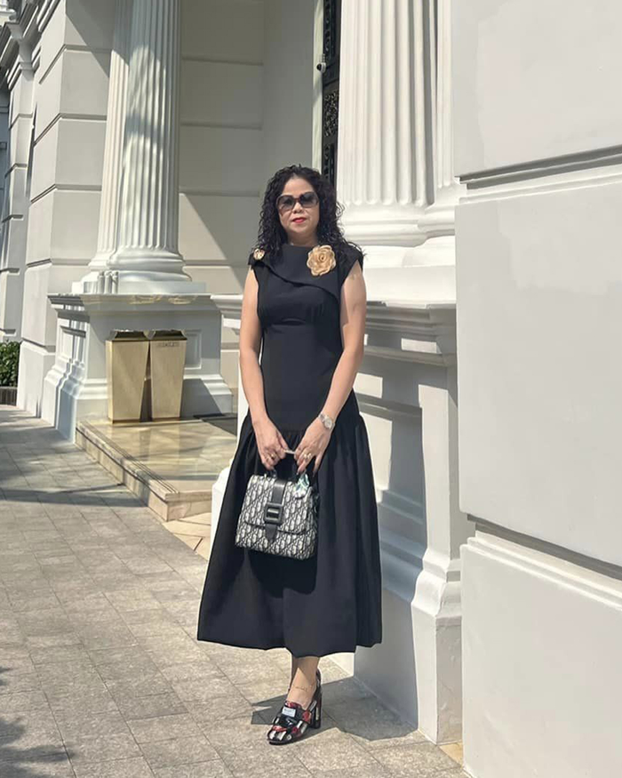 Bà Thủy Lan thường chọn các gam màu trung tính để phối trang phục, vừa đem lại cảm giác lịch sự và phù hợp với lứa tuổi. 