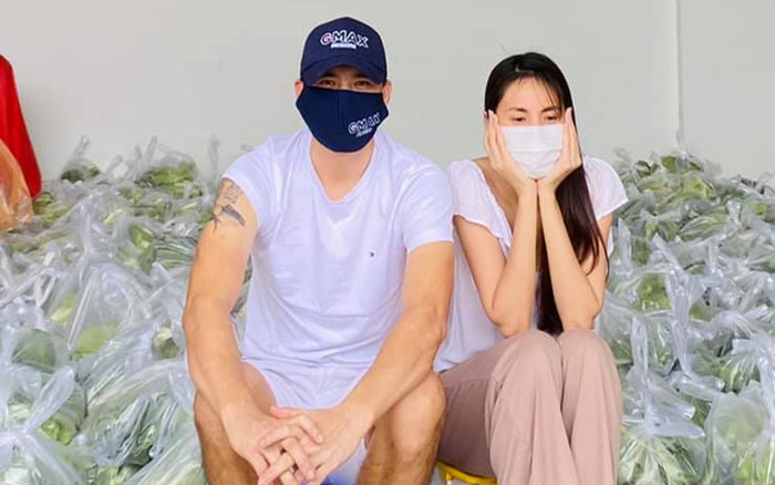 Thủy Tiên và Công Vinh bị dạy dỗ trong 30 phút, ngồi im đến ngơ ngác Ảnh 2