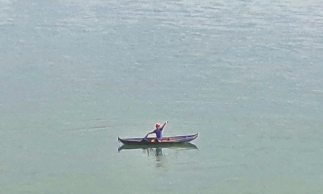 Anh Chung ra tín hiệu đã cứu được nạn nhân. Ảnh: Tiền Phong