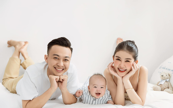Vợ chồng Lê Âu Ngân Anh mặc lại đồ chụp ảnh cưới, thực hiện bộ hình ý nghĩa với quý tử Ảnh 2