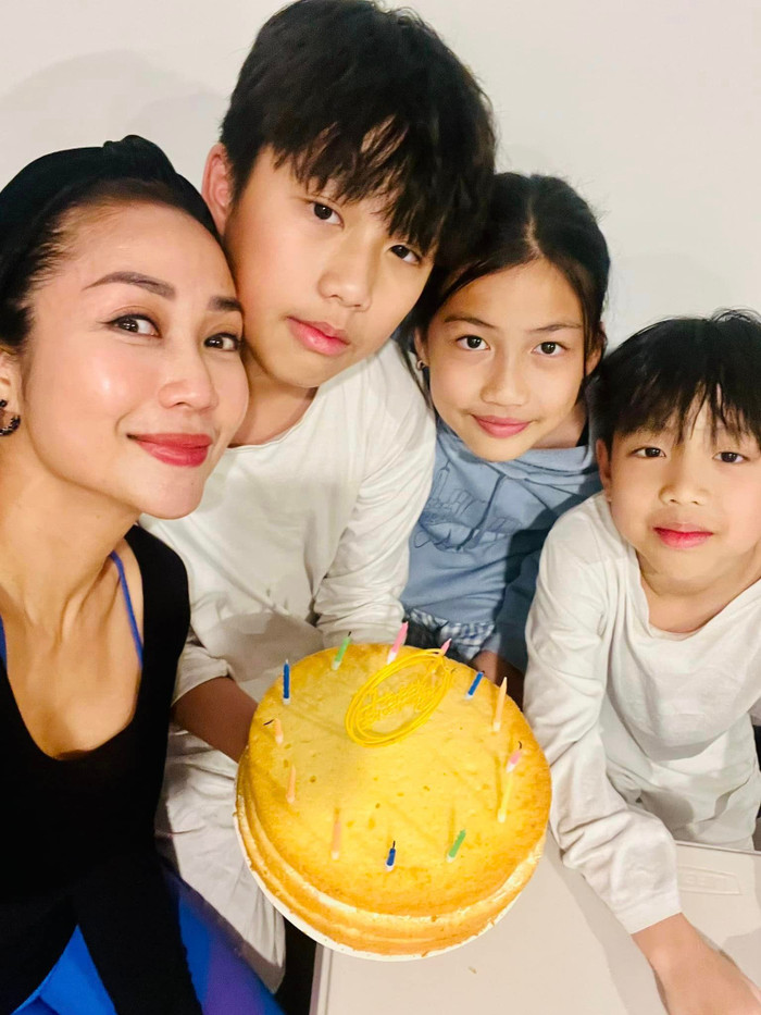 Ốc Thanh Vân vừa làm việc, vừa một mình chăm sóc 3 con nhỏ khi qua Úc sinh sống.