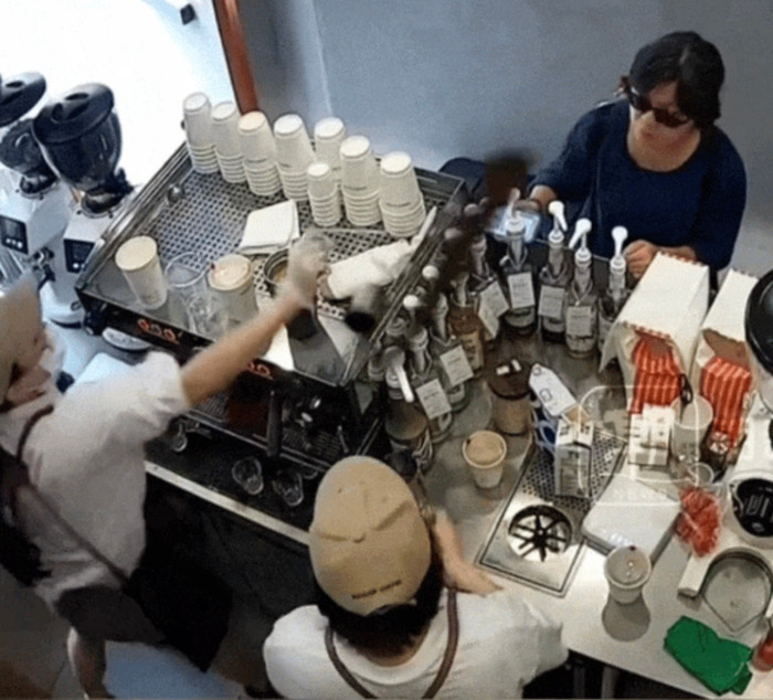 Lúc này, hai bên bắt đầu cự cãi lời qua tiếng lại.