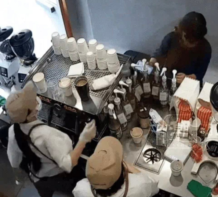 Khoảnh khắc nữ nhân viên hất bột cà phê vào mặt khách hàng.