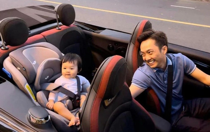 Ái nữ nhà Cường Đô La tự lái 'siêu xe' đưa em đi chơi, thần thái chuẩn con nhà nòi Ảnh 2
