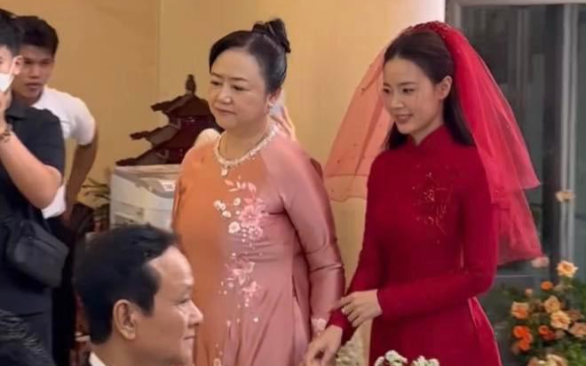 Nhan sắc mẹ ruột Midu gây chú ý trong lễ ăn hỏi con gái Ảnh 2