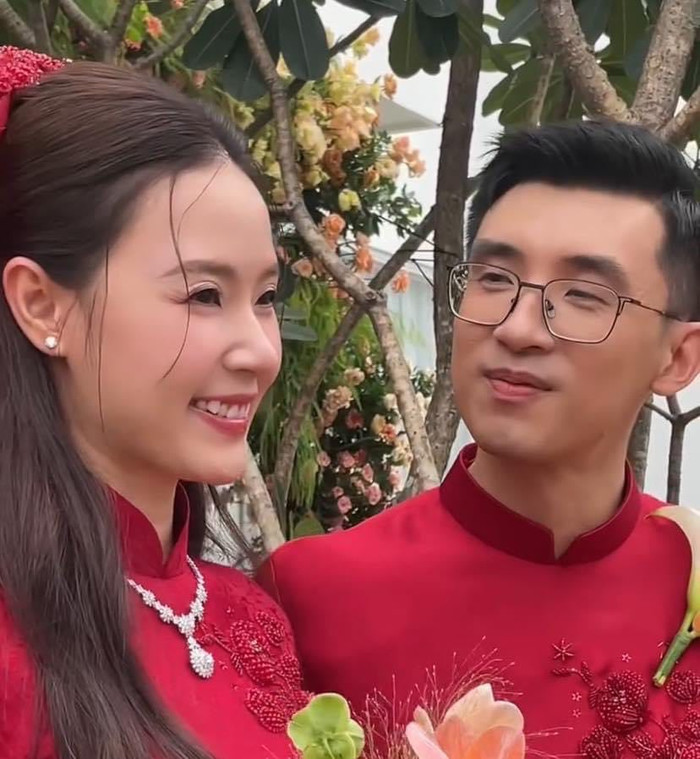 Ánh mặt tình tứ của chú rể Minh Đạt nhìn cô dâu Midu