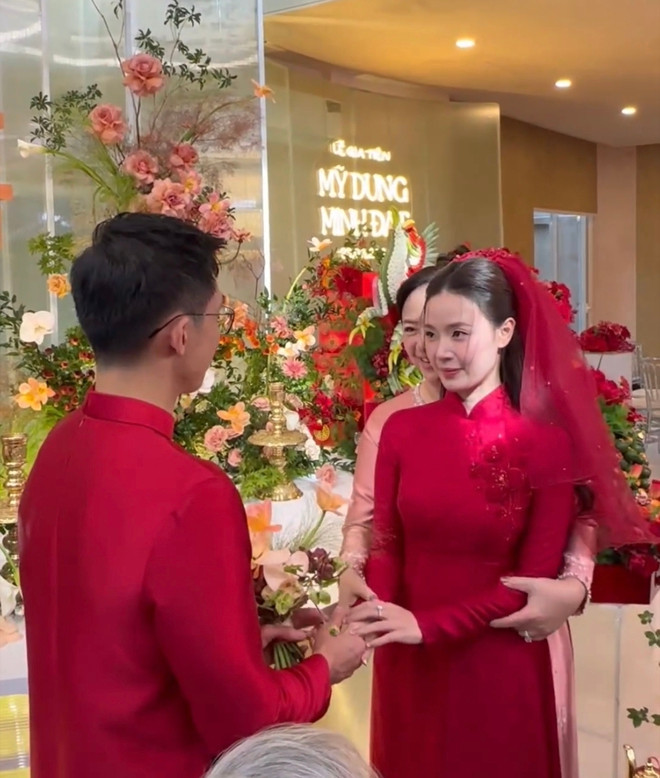 Mẹ Midu trao tay con gái cho chú rể Minh Đạt.