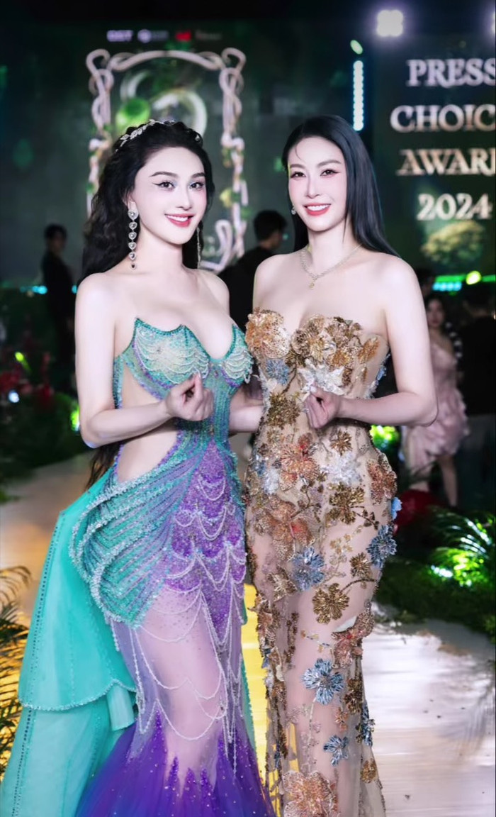 Lâm Khánh Chi đọ dáng cùng Hà Kiều Anh. Cả hai gây sốt vì sở hữu nhan sắc trẻ trung cùng làn da phát sáng như gương.