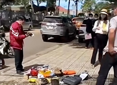 Đi giao hàng, nam shipper bị kẻ xấu vứt tàn thuốc cháy cả giỏ hàng Ảnh 1