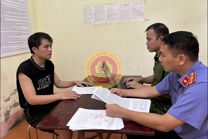 Nguyễn Đa Thuấn tại cơ quan công an. Ảnh: Công an huyện Hữu Lũng