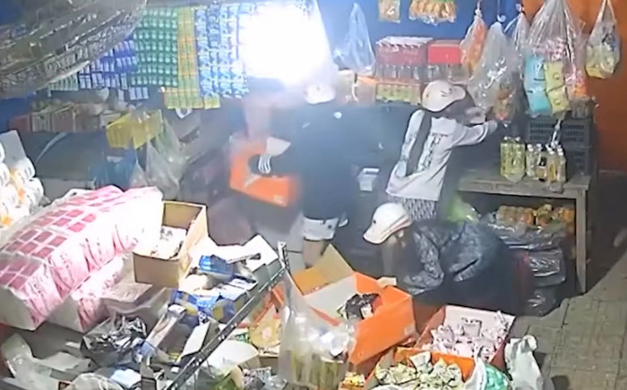 Nhóm nữ tặc lẻn vào quán tạp hoá trộm đồ, lựa như đi chợ và cái kết 'đẹp mặt' Ảnh 2