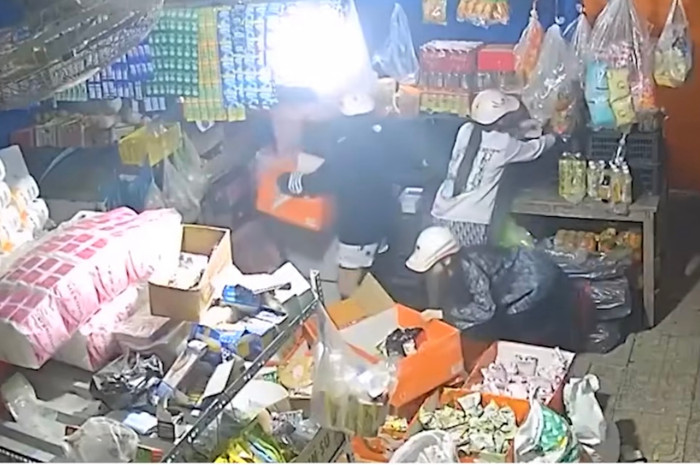 Nhóm nữ tặc nhanh chóng vơ vét những món đồ yêu thích.