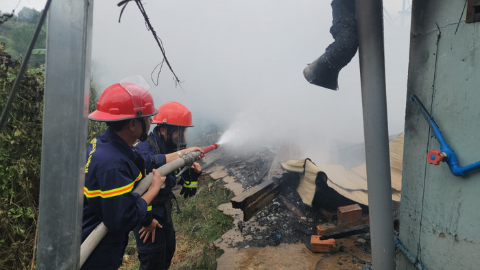 Lực lượng chức năng có mặt tại hiện trường để dập lửa. Ảnh: Cổng TTĐT Chính phủ