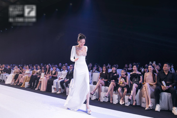 Lệ Quyên vinh dự nhận giải Queen of the show với chiếc đầm vô cùng thanh lịch, sang trọng. 