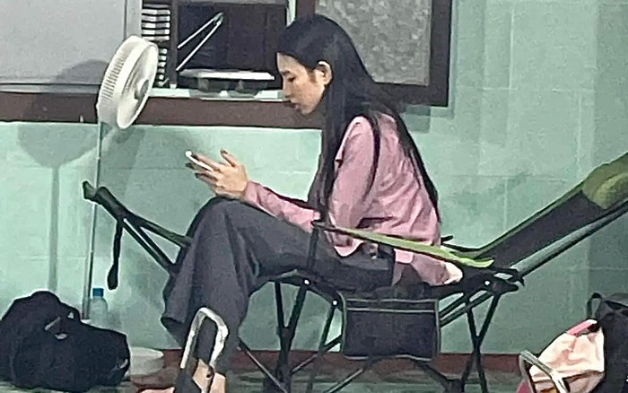 Hoa hậu Thùy Tiên lộ khoảnh khắc kém sắc, bần thần ngồi một góc Ảnh 2