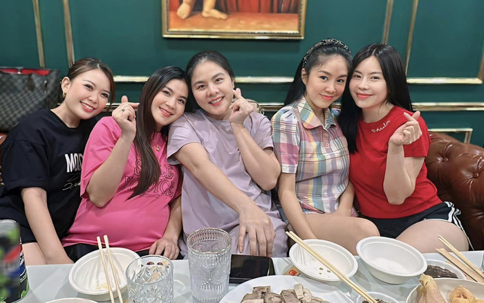 Vợ chồng Lê Phương khoe ảnh hội ngộ bạn bè, Vân Trang đang mang bầu lần 3? Ảnh 2