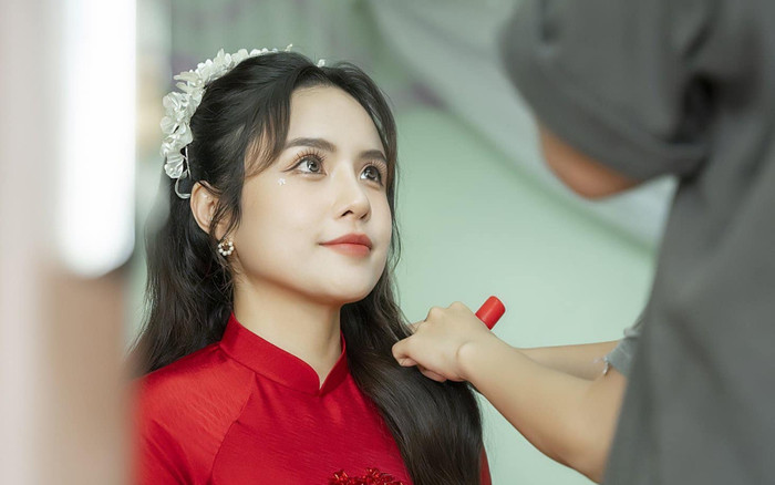Thái Trinh diện áo dài tông đỏ giống Midu trong lễ ăn hỏi Ảnh 2